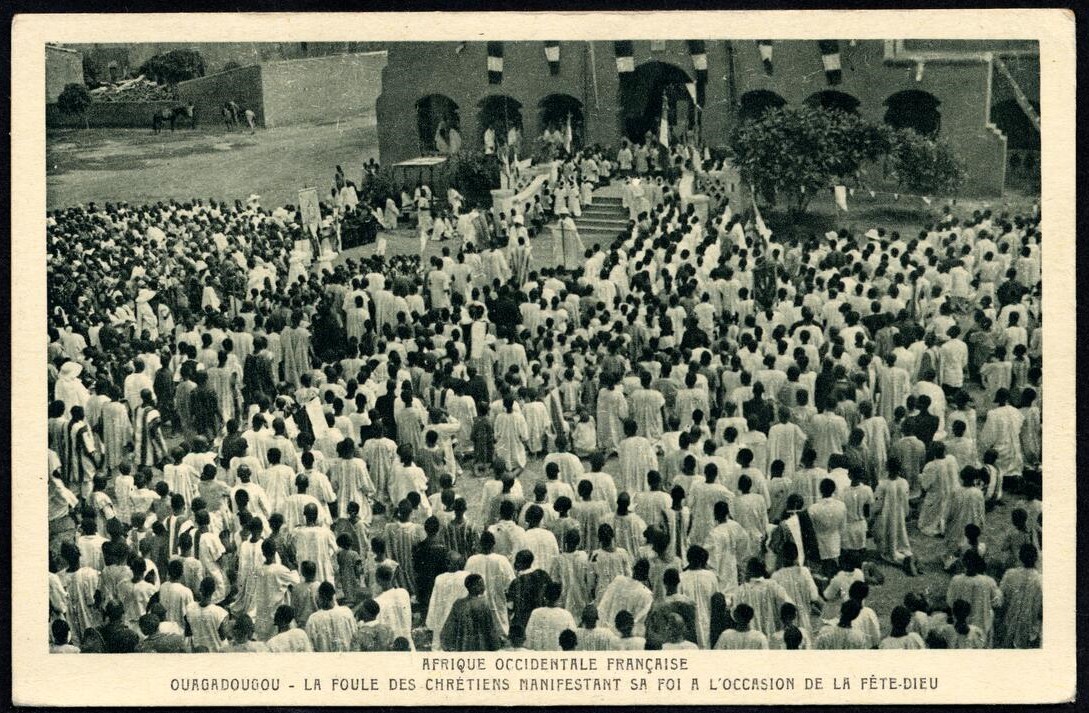 BURKINA FASO. Crowd watches Corpus Christi processional, Ouagadougou, Burkina Faso, ca.1900-1930. International Mission Photography Archive, ca.1860-ca.1960 (collection), Mission Photographs: Yale Divinity School Library (subcollection), YDS/RG101/007/0000/0036 (file). https://doi.org/10.25549/impa-m12896