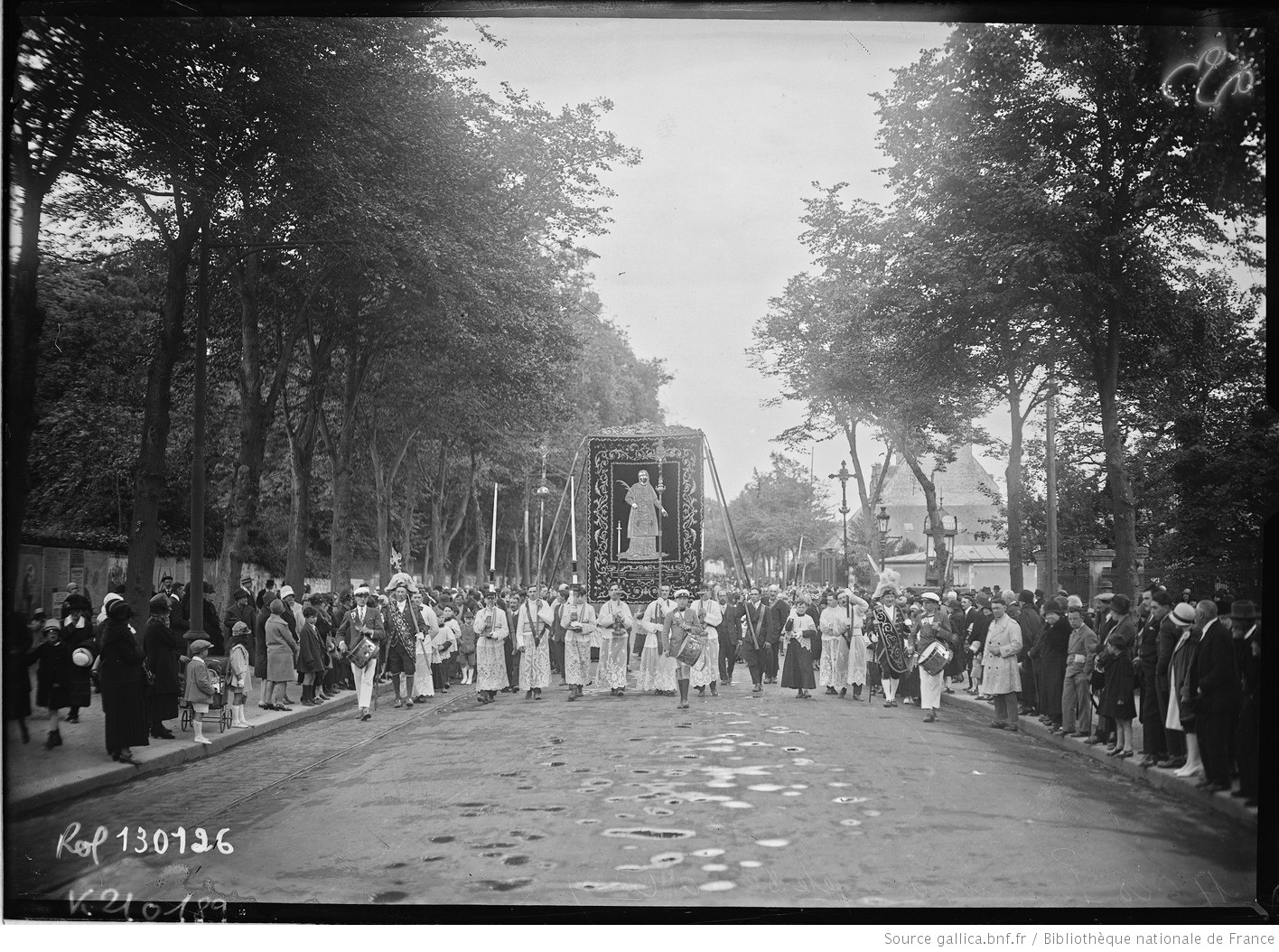 FRANCE. 17-6-28, procession de la Fête-Dieu à Caen : photographie de presse / Agence Rol. 1928. https://gallica.bnf.fr/ark:/12148/btv1b53201948r.r=fete-dieu%20procession?rk=2467823;2#