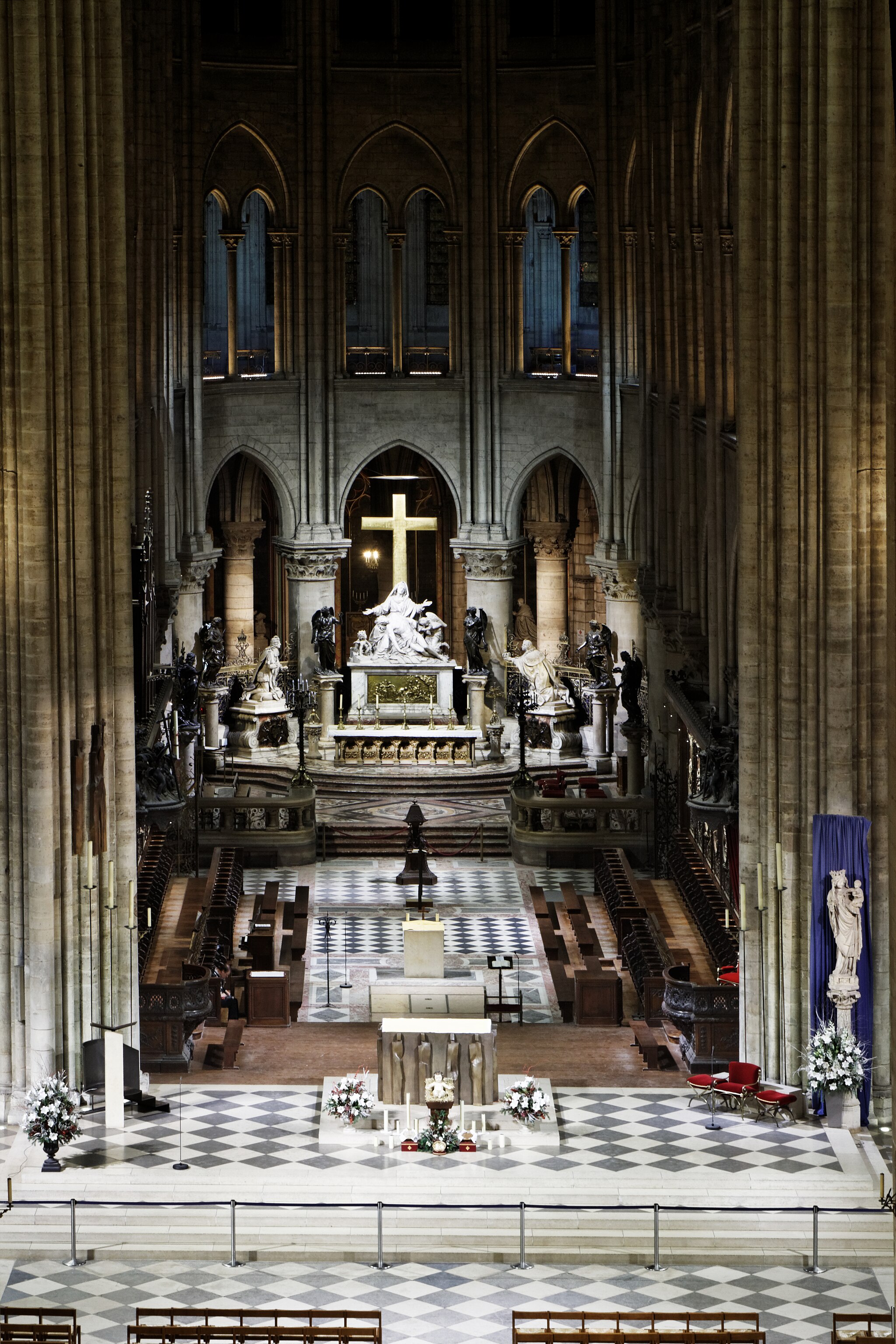 Notre-Dame de Paris - Tapis monumental du chœur - 012. Thesupermat. Reshared under CC-BY-SA 3.0. https://commons.wikimedia.org/wiki/File:Notre-Dame_de_Paris_-_Tapis_monumental_du_ch%C5%93ur_-_012.jpg